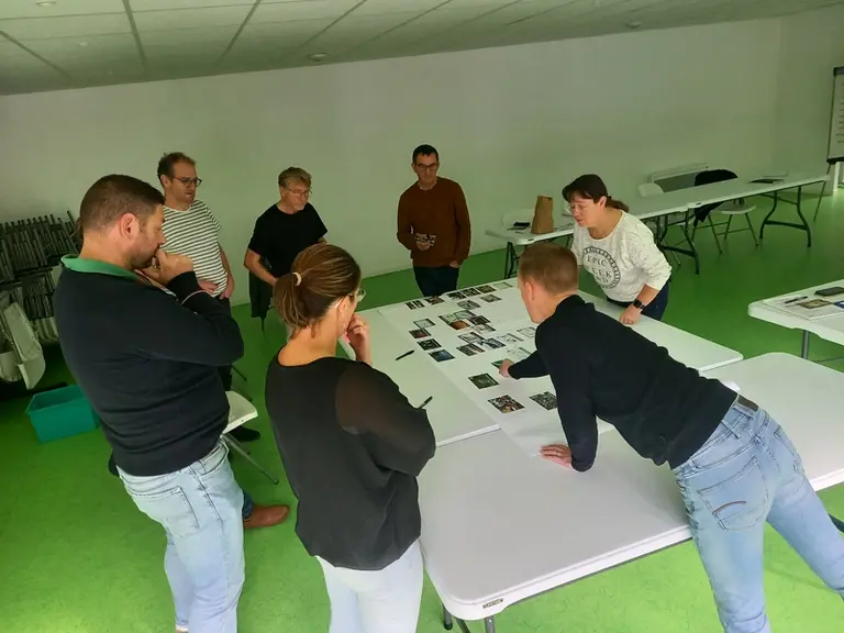 Le groupe porcs de Lamballe en réflexion pendant l’atelier «Fresque du climat».