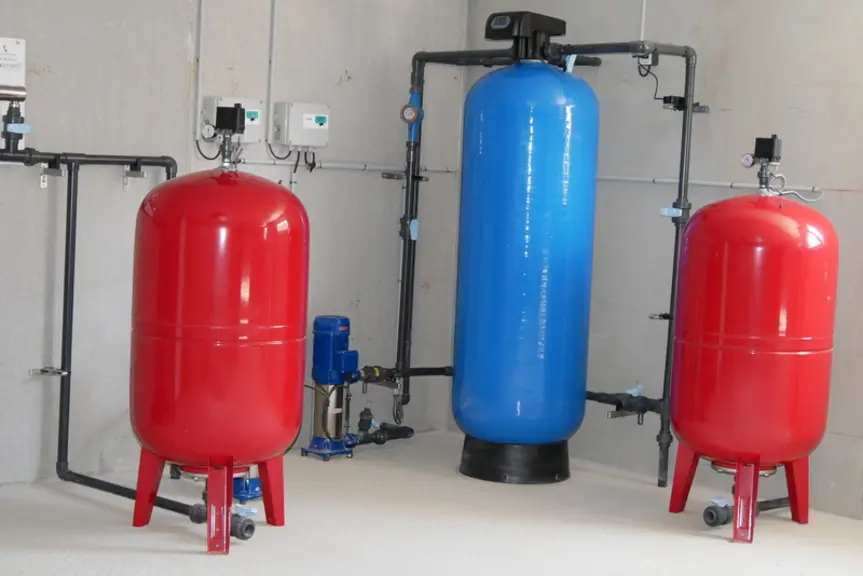Après traitement, les eaux pluviales stockées dans une réserve de 300 m3 sous le local alimentation du post-sevrage seront recyclées pour le trempage et le lavage des ...