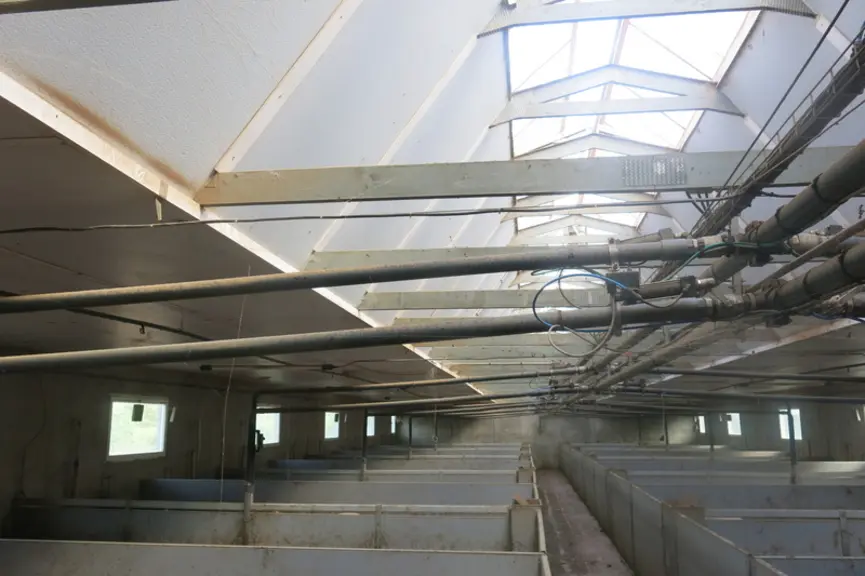 La verrière située au faîtage du bâtiment est motorisée et bouge le long d’une crémaillère selon le besoin d’extraction d’air de la salle.