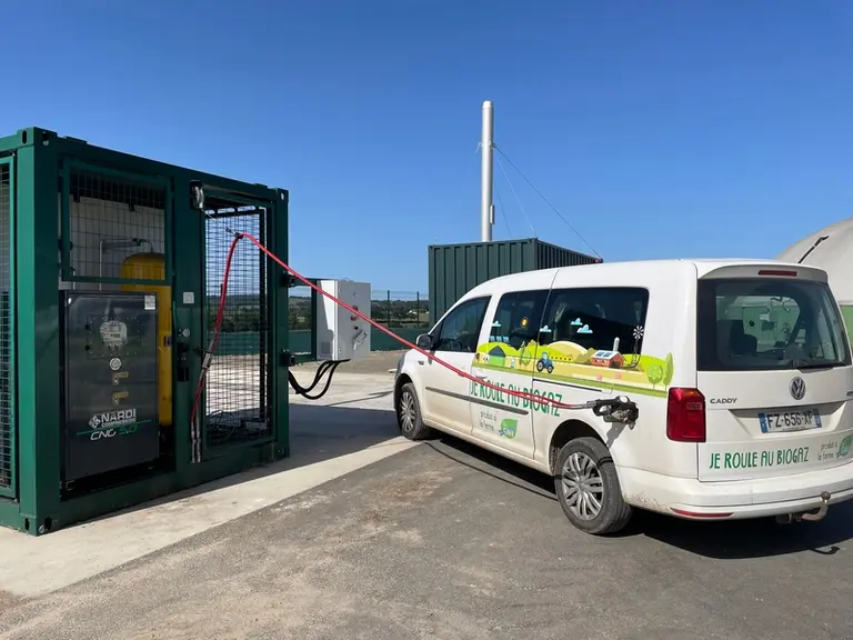 La station de biocarburant ravitaille un tracteur New Holland T6.180 en version Méthane Power et huit véhicules légers.