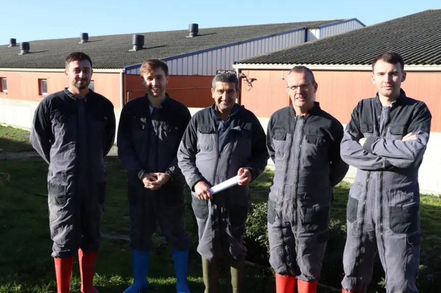 De gauche à droite : Billy Avignon (Cirhyo), Clément Girres et Pascal Trichet (Axiom), Laurent et Pacôme Epaillard (Fournier). « Les caillebottis chauffants répondent au ...