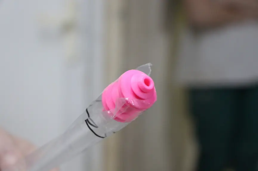 L’enveloppe est prédécoupée à son extrémité pour être percée facilement par la tête de sonde.