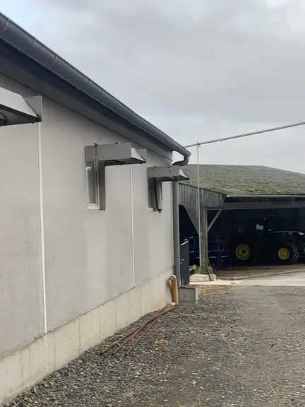 L’installation de pare-soleil peut être nécessaire pour les fenêtres exposées plein sud.