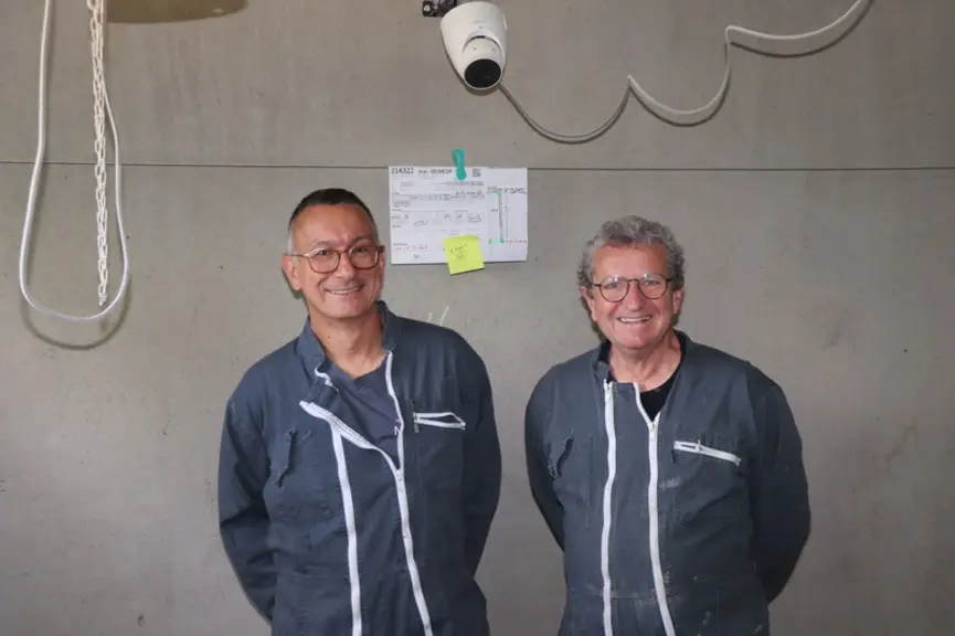 Les nouvelles technologies contribuent significativement à améliorer la sélection génétique des animaux, estiment Bruno Ligonesche (à gauche) et Vincent Cousin du ...