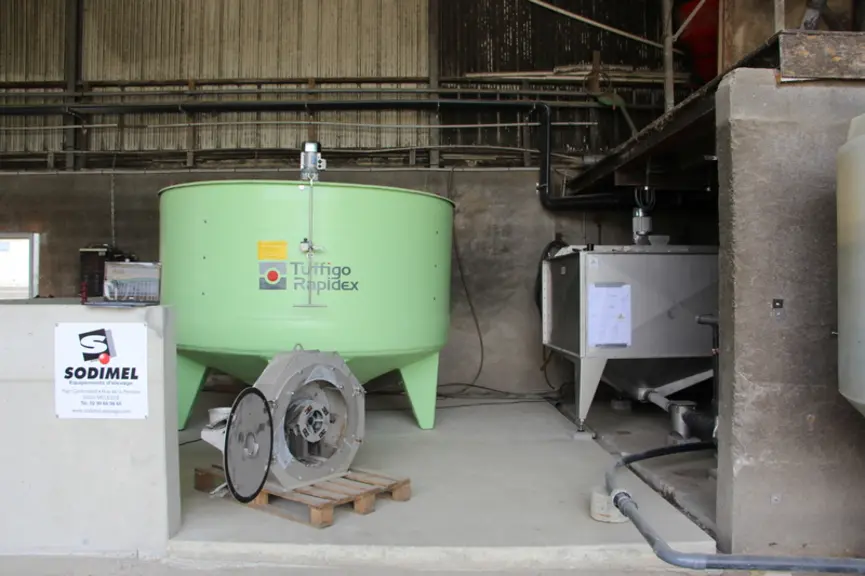 La machine à pré-soupe, qui améliore la digestibilité de la ration, sera alimentée en maïs par soufflerie, ce qui limitera le