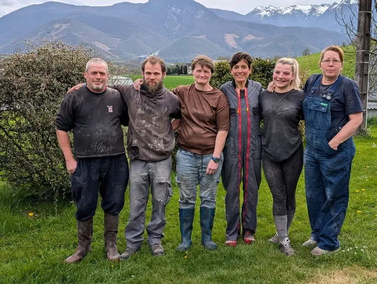 <em class="placeholder">Une partie de l'équipe de la SCEA Domenyuc autour de Sandrine (de gauche à droite : Joël, Jonhatan, Sandra, Sandrine, Ala