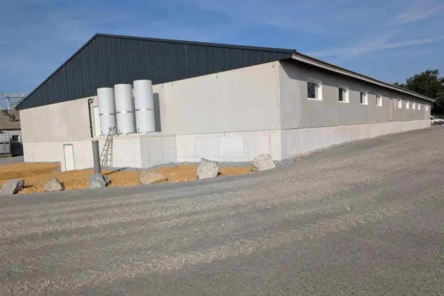 <em class="placeholder">Le bâtiment de 960 places d'engraissement et un quai d'embarquement de 260 places fonctionne en ventilation centrali