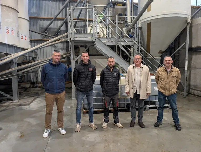 Korentin Boutoux et Xavier Blouin, les deux gérants de la ferme de Keraziou, avec Lionel Ac'h (Autret Soutions) à gauche