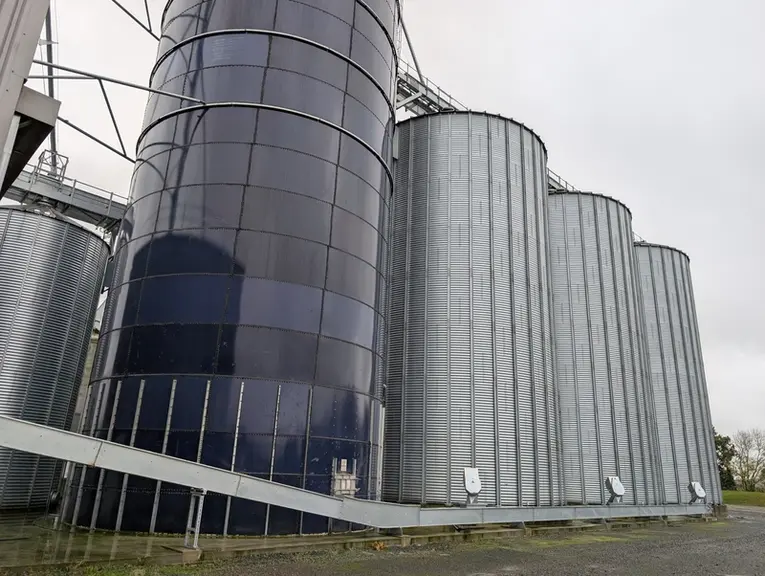 Les céréales sont stockés dans un silo tour de 1 400 tonnes (maïs humide) et de trois grandes cellules de 1 000 tonnes pour le