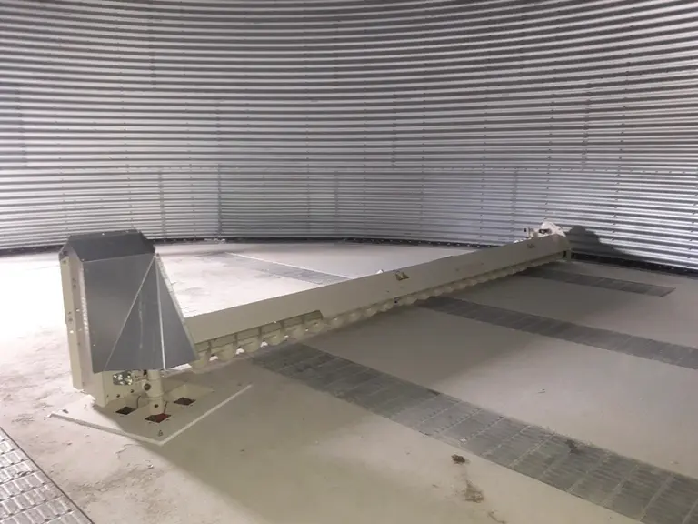 <em class="placeholder">Les trois grandes cellules extérieures à fond plat de 1 000 tonnes  sont équipées de vis racleuse permettant une vidange intég