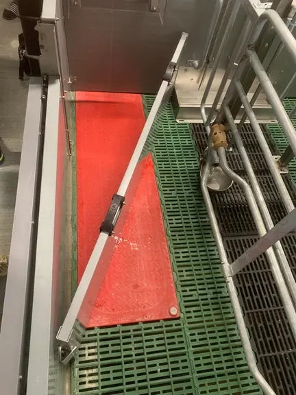 <em class="placeholder">Un système de planche amovible permet de venir bloquer les porcelets pour les soins.</em>