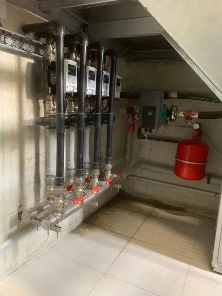 <em class="placeholder">Pour la production d’eau chaude, six kilomètres de tuyauterie ont été intégrés dans les dalles en béton situées au fond des fo