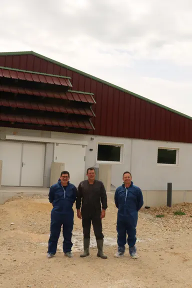 L'éleveur Samuel Blaisot devant son nouveau bâtiment, entouré de Fabrice Collin et Philippe Delahaye de Cirhyo.