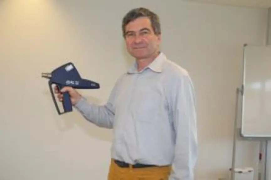 Martial Rigaut, vétérinaire MSD, présente l’injecteur IDAL 2G pour la réalisation d’injections par voie intradermique de doses de 0,2 ml sous pression