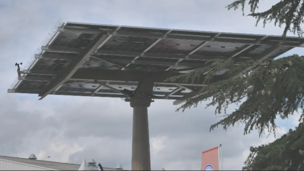 La coopérative Les poulets de Janzé a adopté une soixantaine de trackers solaires pour alimenter une partie de ses élevages.