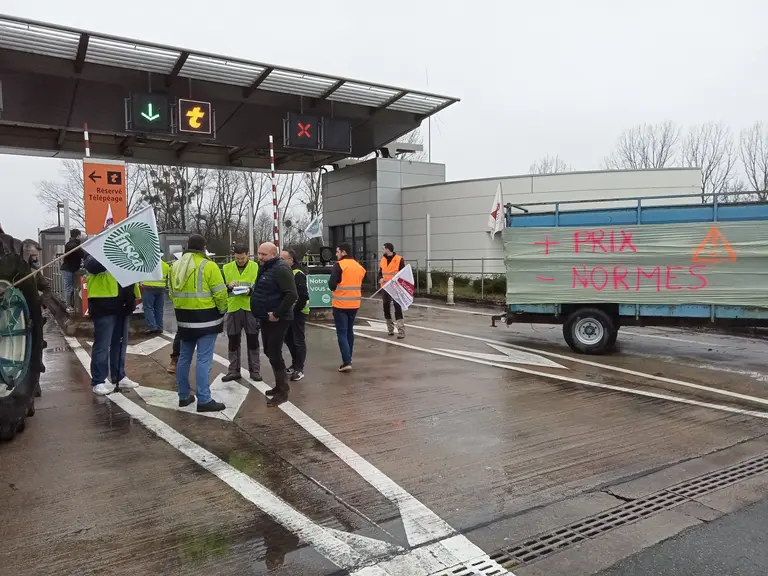 Les agriculteurs organisent une opération péage ouvert en Normandie