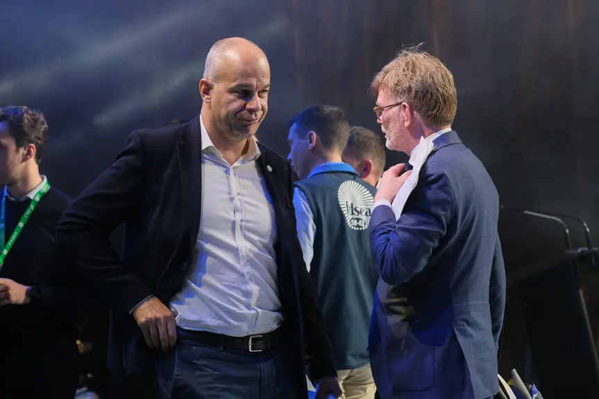 Arnaud Rousseau, président de la FNSEA, et Marc Fesneau, ministre de l'Agriculture, échangeant à la fin du congrès de Dunkerque.