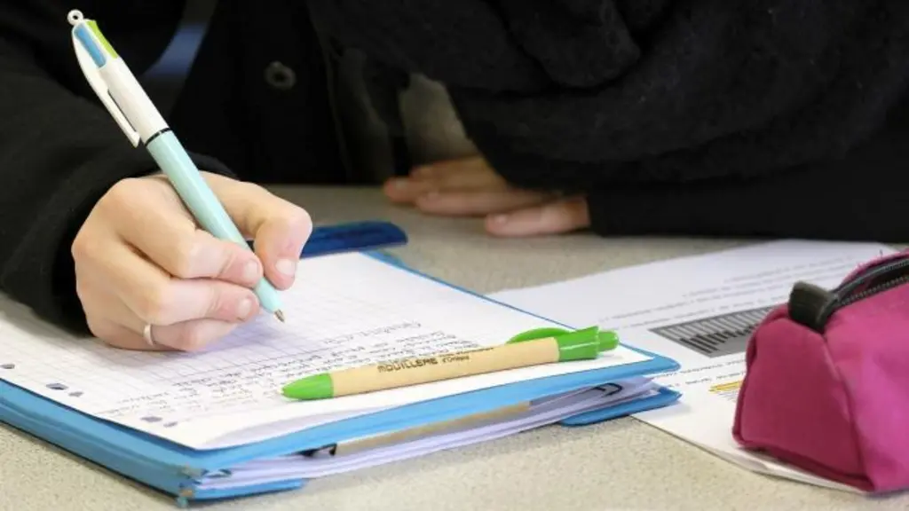 Elève écrivant sur un cahier.