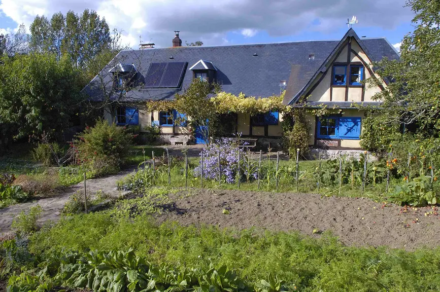 Jardin avec potager devant une maison individuelle en Seine-Maritime.