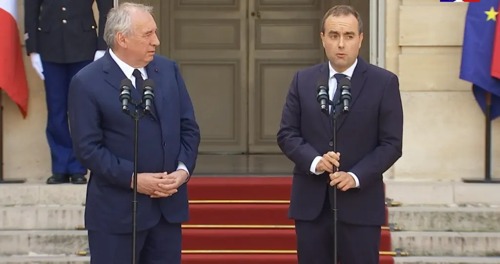 François Bayrou et Sébastien Lecornu devant le perron de Matignon lors de la cérémonie de passation de pouvoir