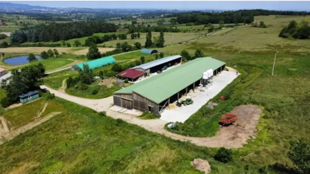 Plan au drône d'un bâtiment agricole