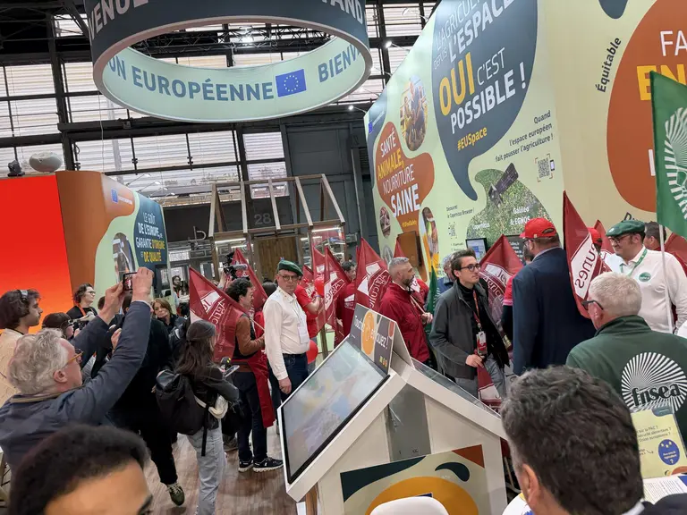 Manifestation d'agriculteurs à l'initiative de la FNSEA et des Jeunes agriculteurs sur le stand de la commission européenne au ministère de l'agricult