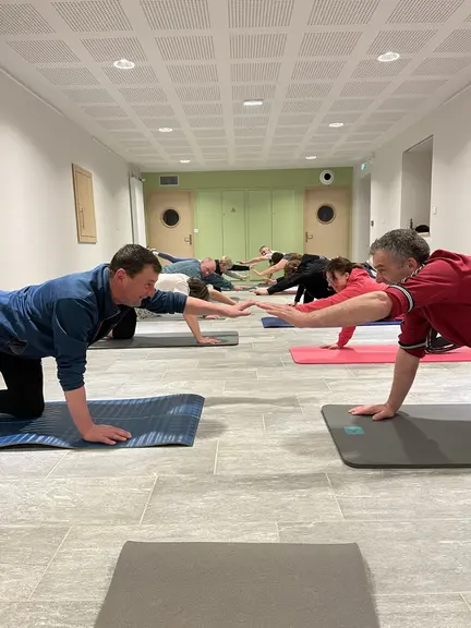 Un groupe d'agriculteurs en pleine séance d'activité physique adaptée avec le programme Agrisport.