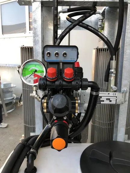 En standard, le boîtier de pilotage du pulvé CarraroSpray TGP300 est situé au-dessus de la cuve.