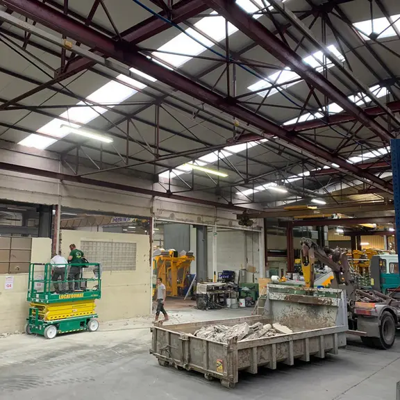 Au sein de l'usine de Châteaubernard, les murs intérieurs sont tombés pour gagner en souplesse et en temps en montage.
