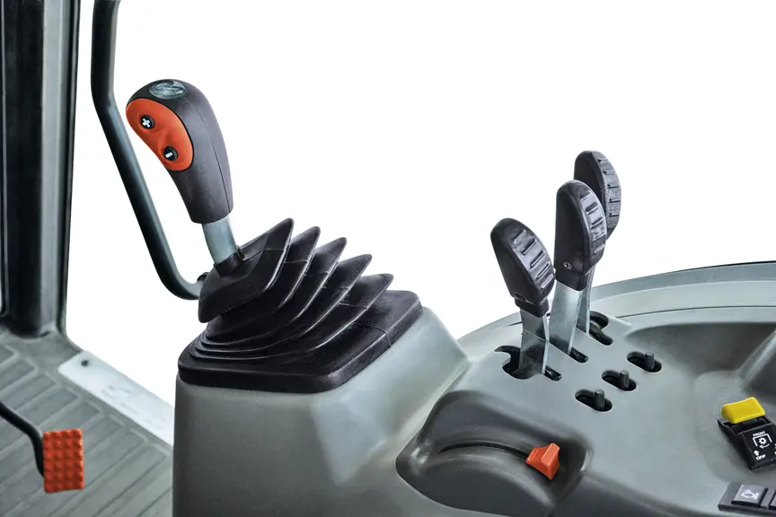 Le tracteur spécialisé Claas Nexos bénéficie des nouvelles commandes plus ergonomiques.
