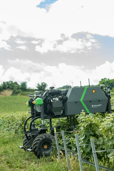 D'un poids de 1,3 t, le robot Traxx est compact pour manœuvrer facilement dans des bouts de rangs.