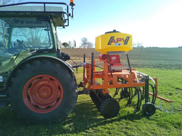 Le semoir de Yohan Eynard est doté d'une trémie de 300 litres.