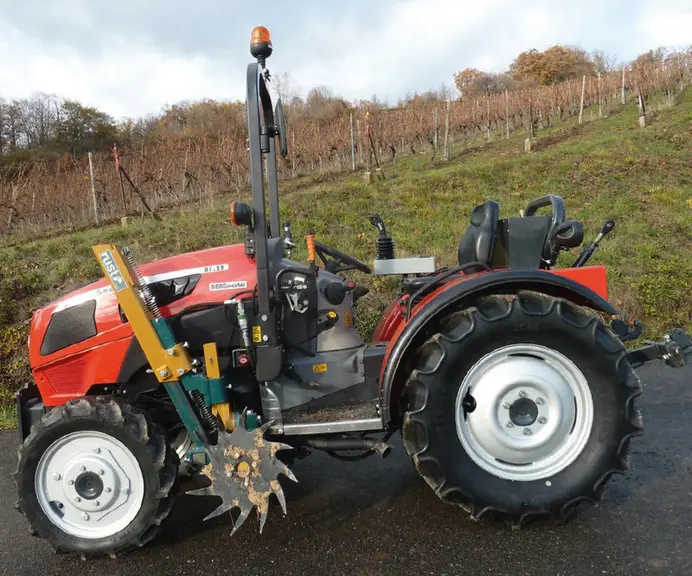 Conçus à l'origine pour les besoins de certains vignobles français (Alsace, Jura, Bordelais), les tracteurs interlignes ultracompacts intéressent déso