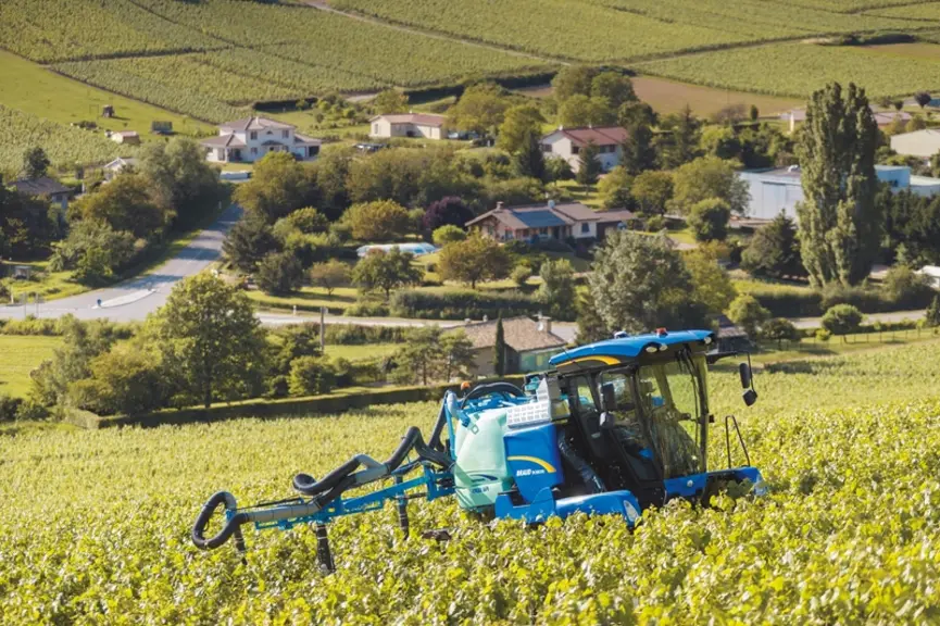 Le système Rav Connect ajuste automatiquement le débit dans chaque descente à l’interrang (0,90 à 1,10 m), de manière à conserver le bon litrage à l’h