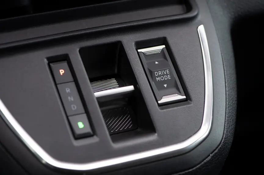 Sans boite de vitesse, la commande de transmission d'un véhicule électrique est minimaliste. Elle propose généralement un mode éco et différents nivea
