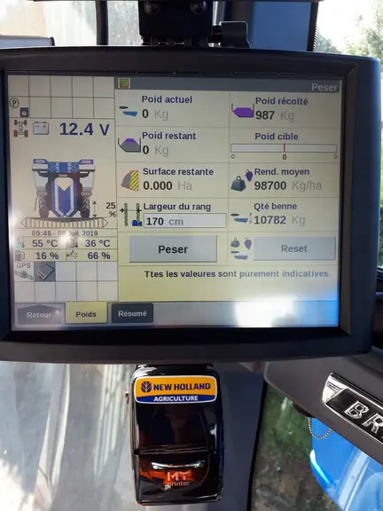 (Facu) Le terminal Intelliview permet de connaître le poids récolté, le poids restant à récolter (après avoir rentré un volume maximal), mais aussi un