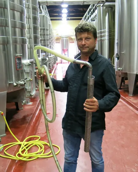 Cette canne permet de soutirer les barriques en vinification intégrale