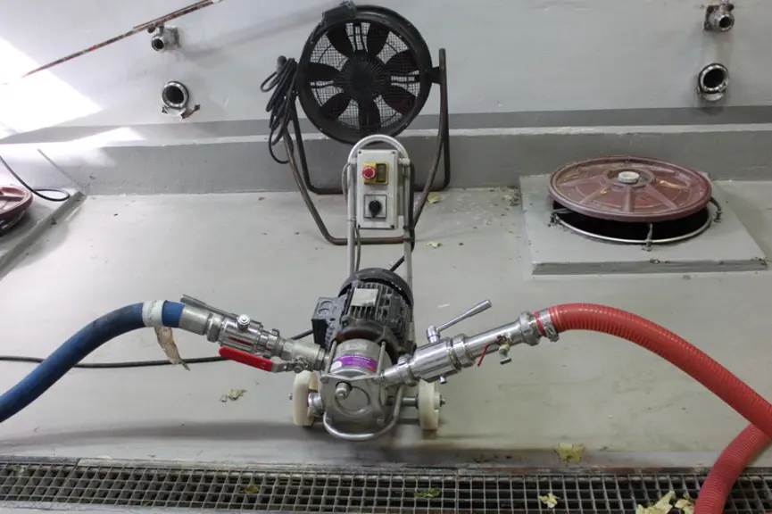 Les composants de la pompe à rotors résistent aux produits abrasifs comme la soude. Cette pompe est donc dédiée au nettoyage des cuves. © J. Gravé