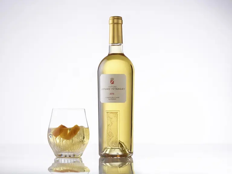 Grâce à l'image haut de gamme des cocktails d'aujourd'hui, mettre un zeste et des glaçons dans un sauternes séduit de nouvelles cibles, notamment à l'