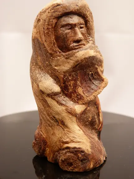 Que ce soit un animal, une silhouette ou un visage, Jean-Pierre Constans met en lumière les formes qui existent déjà dans le vieux bois avec son regar