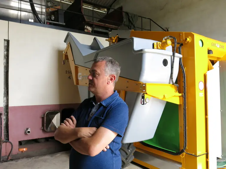Chargé de la production au sein de l'entreprise, Jean-François Ranvier se rend régulièrement sur le domaine, à la fois dans les vignes et en cave. © C. Gerbod