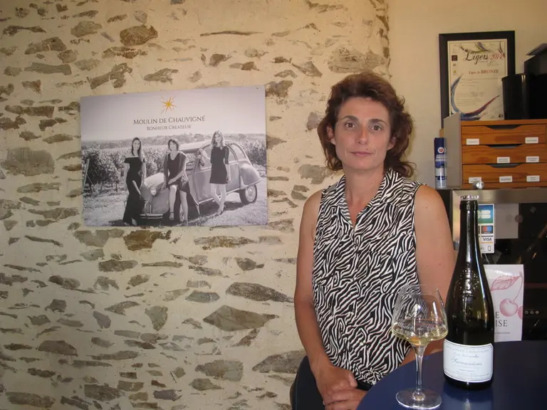 Sylvie Plessis gère avec sa fille Manon le Moulin de Chauvigné. Depuis son installation en 1992, elle a instauré des pratiques au chai qui mettent en