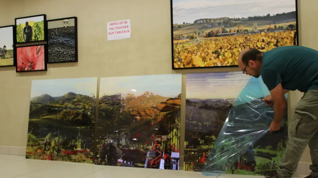 Franck Boucher installe "12 heures de vendanges à Irouléguy", l'un de ses œuvres de sa série Wine Pixels en format XXL. © M.-N. Charles