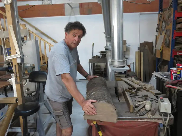 Sylvain Berthomé, créateur de la coutellerie Farol à La Rochelle, taille des manche de couteaux dans des fonds d'anciennes barriques. © Farol
