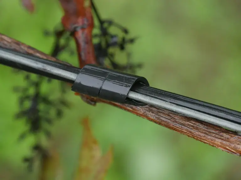 Ces attaches torsadées, qui permettent aux câbles électriques de coulisser sur le fil, facilitent sa réparation en cas de section. © X. Delbecque