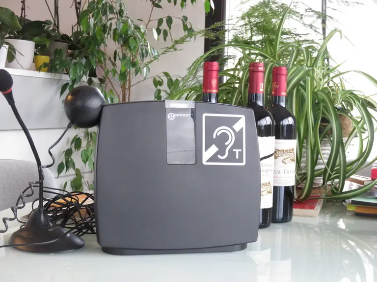 Le château a acheté une boucle à induction magnétique pour le handicap auditif. Cet appareil permet d'entendre une source sonore en s'affranchissant de la distance, du bruit ambiant, des phénomènes d'échos et des déformations sonores. © M.-N. Charles