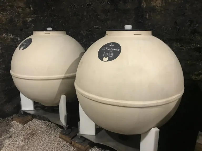 Les cuves en grès Clayver sont passées par deux ans de développement afin de garantir l'absence de transfert d'ions métalliques dans les vins. Philipp
