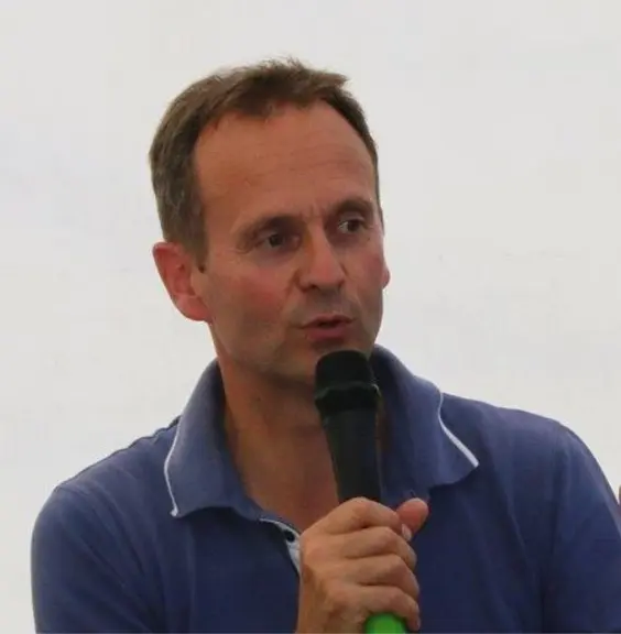 Jean-Pierre Sarthou est enseignant-chercheur. Il a fait de l'agriculture de conservation sa spécialité, et la pratique sur sa propre exploitation dans