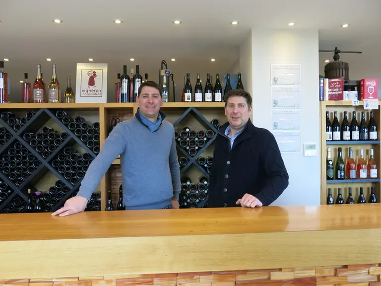 Mathieu et Guillaume Plou ont intégré le service de livraison des vins en direct pour fidéliser leur clientèle. © C. Gerbod