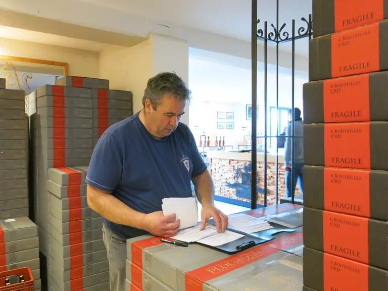 préparation des livraisons chez Plou & fils à Chargé (Indre-et-Loire)